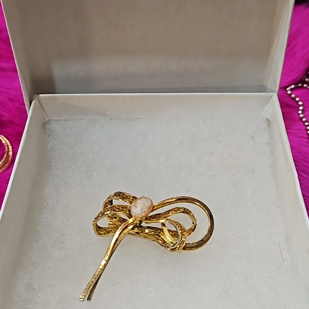 UNIQUE CAMEO‎ CENTER GOLD FILIGREE FLOWER BROOCH